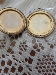 Ornate Cameo Locket / Perfume Holder Round Gold Tone Vintage Unbranded 1.5″