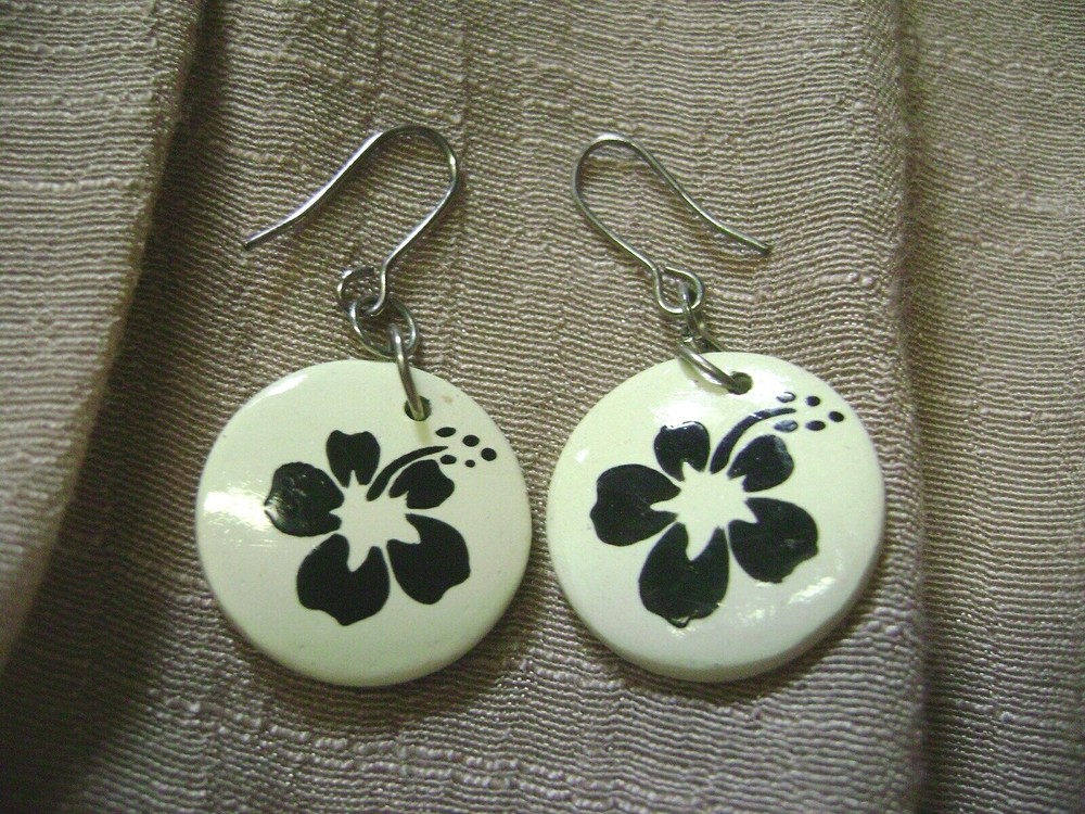 VINTAGE OFF WHITE BLACK FLOWER SILVER TONE PIERCED EARRINGS!!!