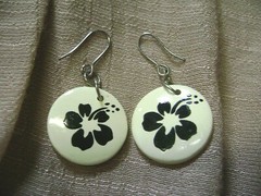 VINTAGE OFF WHITE BLACK FLOWER SILVER TONE PIERCED EARRINGS!!!