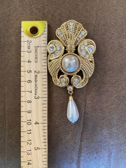 Jeff Lieb Gold Tone Faux Pearl & Clear Rhinestone Brooch Signed 4×2″