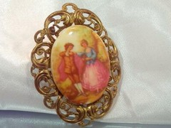 Vintage 70’s Lovers Cameo Pretty Ornate Brass Classic Oval Setting Brooch 595ag0