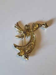 Vintage JJ Jonette Angel w/ Trumpet Gold Tone Metal Christmas Pin Brooch