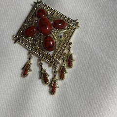 Woman’s Vintage Sarah Coventry Brooch Gold Tone Red Marble Cabochon 3.5 Inches