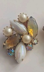 Vtg KRAMER FROSTED AB RHINESTONE FAUX PEARL CLUSTER CLI P EARRINGS