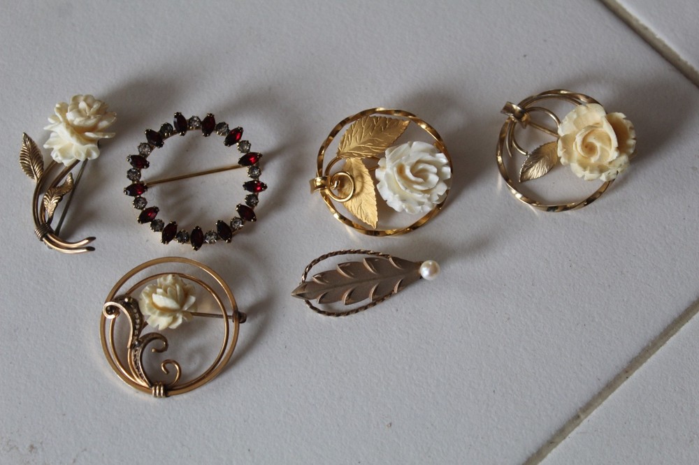 LOT OF 6 VTG WEARABLE MARKED 1/2 12K GF BROOCH PINS, LEAF IS 14K GF 25 GM