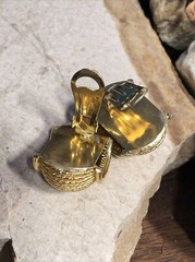 Vintage I.N.A.R Gold tone Ribbed Scalloped Clip on Earrings 15.3g, 1 1/8″ Italy