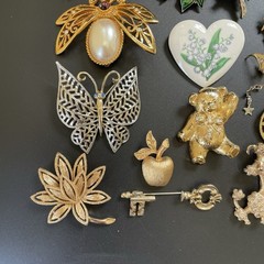 Avon 16 PC LOT Brooch Pin Lot All Signed Turtle Bee Poodle Leaf Butterfly Vtg