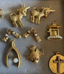 20 Pc Gold Tone VTG Charm/Pendants CAT WISHING WELL MANSION FISH BABY SHOES Etc