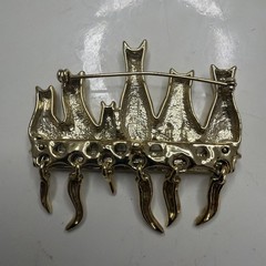 Vintage AJC Six Cats Sitting On A Shelf W/ Moving Tails Brooch in Gold Tone