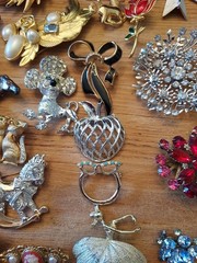 Huge Lot Of Vintage Booch/ Pins Trifari Lisner Roman Jj Avon Gerrys Rafaelian