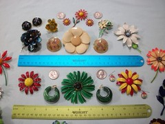 ViNTaGE 44 PiEcE MeTaL ENaMeL FLoWeR (33 PiN/10 ER/1 RiNg) LoT/CoLLecTiOn *READ*