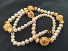 26″ VINTAGE JAPAN PAPER MACHE FLORAL FAUX PEARL GOLD WHITE DISK BEADED NECKLACE