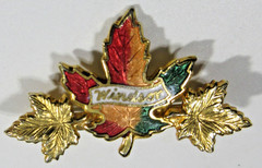 VTG WINDSOR METAL FALL AUTUMN MAPLE LEAF Brooch pin red green orange gold tone