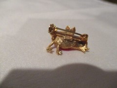 VINTAGE Jelly Belly Textured Goldtone Baby Chick/Bird 1″ L w/Red Cabochon Belly