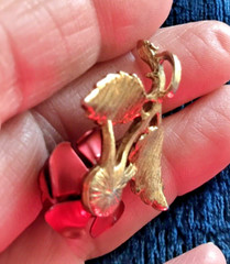 Vintage Cerrito (?) Long Stemmed Red Rose and Gold Tone Pendant 1.5′ (No Chain)