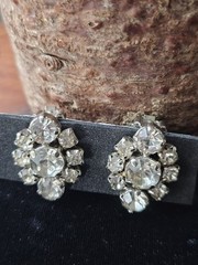 Vtg Estate Clip On Eearings Silver Tone Clear Rhinestone Prong Set Cluster .75″