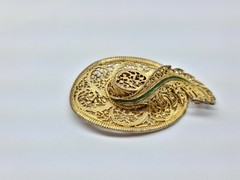 ANTIQUE GOLD TONE FILIGREE HAT WITH FEATHER BROOCH PENDANT PIN RARE