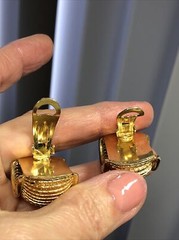 Vintage I.N.A.R Gold tone Ribbed Scalloped Clip on Earrings 15.3g, 1 1/8″ Italy