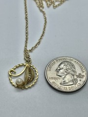 Vintage Pearl on Filigree Leaf Goldtone Pendant Necklace 17 1/2”