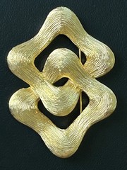 Vintage Les Bernard Vo Textured Gold Tone Statement Brooch