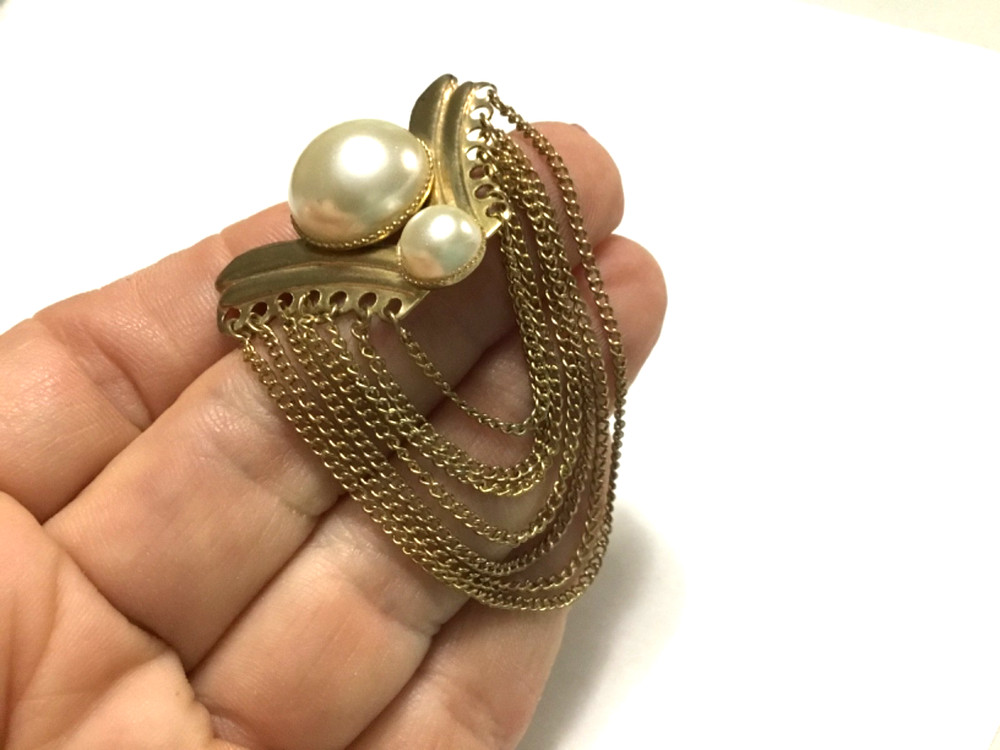 Vintage Art Deco Style Gold Tone Dangling Chains Faux Pearls C Clasp Brooch Pin