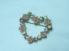 …JJJ signed AVON…Gold Tone,Rhinestones,Lucite Flowers Heart Brooch…