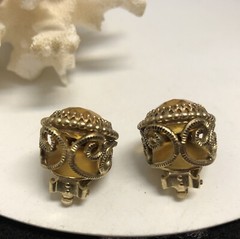 Vintage WHITING & DAVIS “FACETED CITRINE GLASS” GOLD TONE CLIP EARRINGS-Filigree