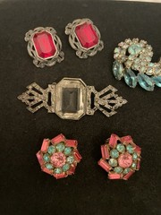 VTG-NOW JEWELRY LOT GLASS Stones Clear Brooch Blue/ Pink Red Earrings Post Clip