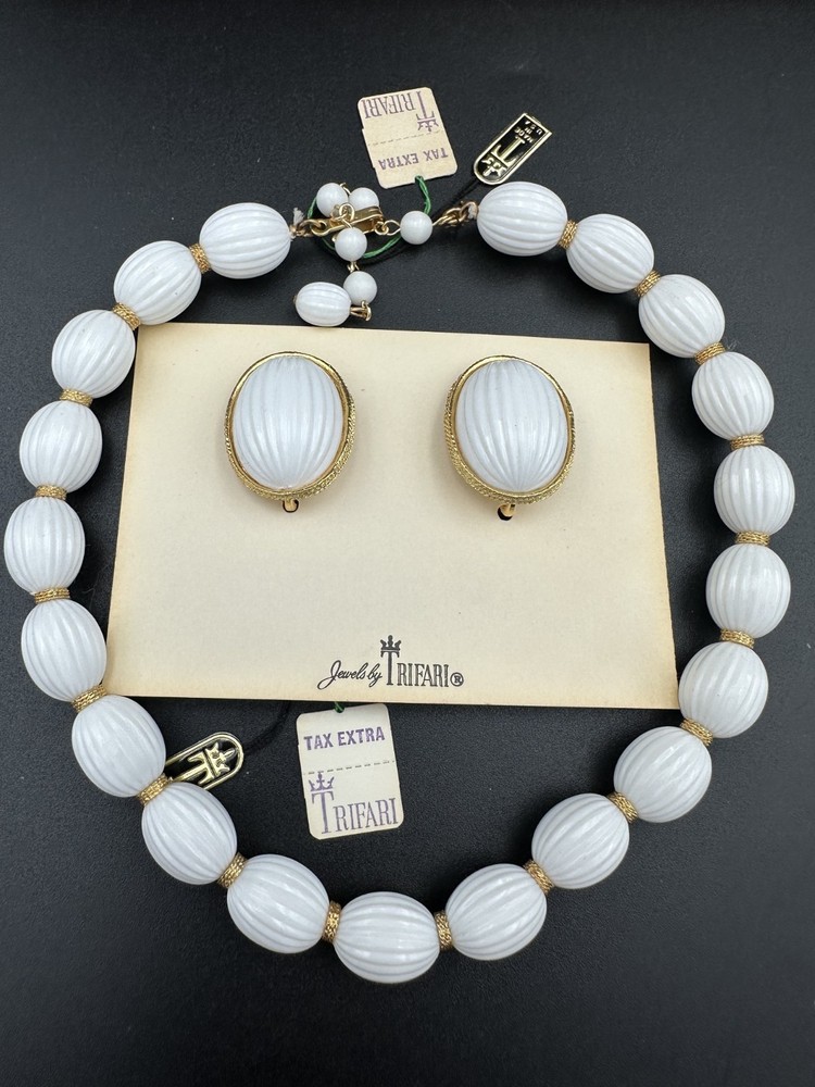 NWT VTG 1950s-1960s CROWN TRIFARI Gold-tone White BAHIA 2 Piece Set Jewelry