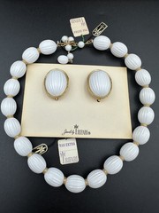 NWT VTG 1950s-1960s CROWN TRIFARI Gold-tone White BAHIA 2 Piece Set Jewelry
