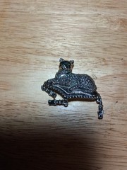 Vintage Signed Avon Silver Tone Marcasite Green Eyes Cat Brooch Pin
