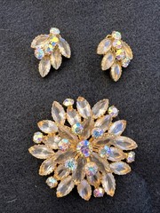 Vtg Set Of Julianna Aurora Borealis Crystals Pin Brooch & Clip On Earrings