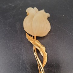 Vin 2.5 in Retro Flower Brooch Gold Tone Cream Colored Rose Hard Plastic