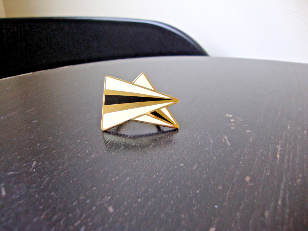 Vtg Samuel Huang Designer Cloisonne Triangles White & Black Gold Tone Scarf Clip