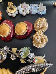 vintage costume jewelry lot of 28 in beautiful box