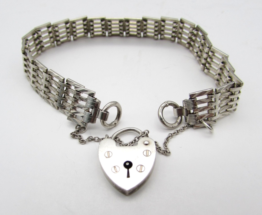 1977 English JAM Sterling Silver Heart Padlock Bracelet 6.75in Wrist Vintage