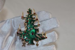 Vintage Signed MMA Metropolitan Museum Of Art Enamel Christmas Tree Brooch Pin