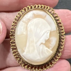 vintage cameo brooch 1.5 In
