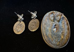 Antique Victorian Style Pendant And Earrings In Hammered Gold Tone Rhinestones