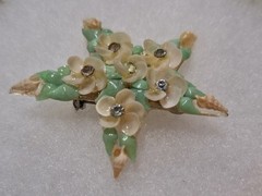 Vtg Star Shape Brooch Floral Motif Cream Green Seashells Rhinestone 1950s-1970s