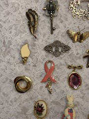 Lot of 20 Varied Size & Styled Pin Brooches Jewelry Some Vintage Some Modern