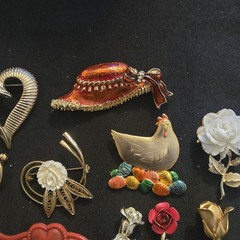 22 VINTAGE BROOCH COSTUME JEWELRY LOT HEARTS MOTHERS DAY FLOWER AVON JJ GERRYS