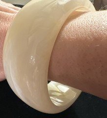 Beige Creamy Swirls Lucite Bangle Bracelet Vintage Layerable