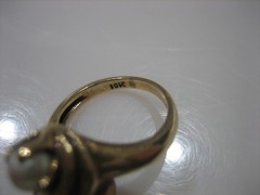 VINTAGE 10K YELLOW GOLD THREE PEARL RING SIZE 3.5