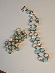 Vintage Crown Trifari 1950s Blue White Lucite Bead Necklace & Earrings Set Gold