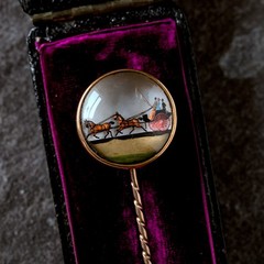 SUPERB ANTIQUE SCOTTISH 15K GOLD ESSEX CRYSTAL STICKPIN BROOCH HORSE CARRIAGE