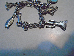 VINTAGE WESTERN THEME CHARMS BRACELET has Kentucky Charm on it