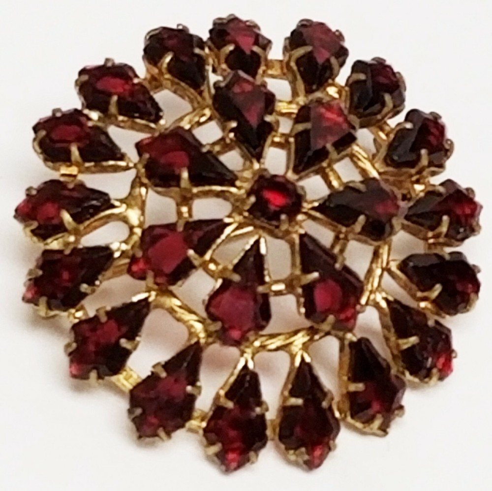 Gorgeous Vintage Almandine Garnet Layered Domed Gold Plated Pin Brooch 1 1/4″