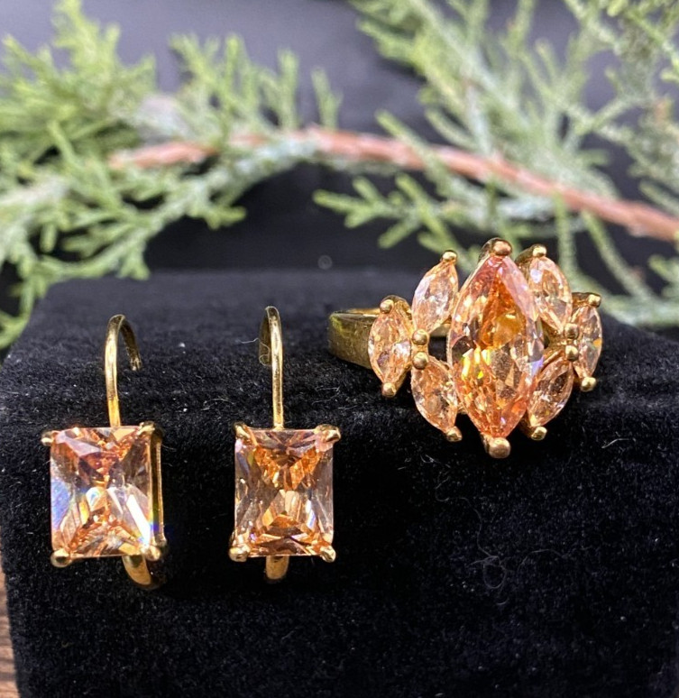 Vintage fashion honey-gold cut faceted glass ring and leverback earrings