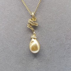 CAROL LEE SIGNED VINTAGE GOLDEN FAUX PEARL GOLDTONE CHAIN NECKLACE 15″